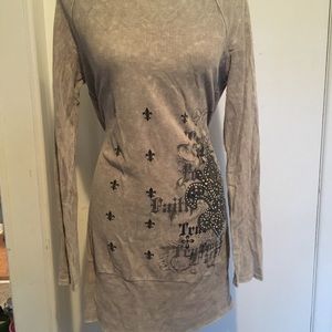 Women’s long-sleeved tunic.